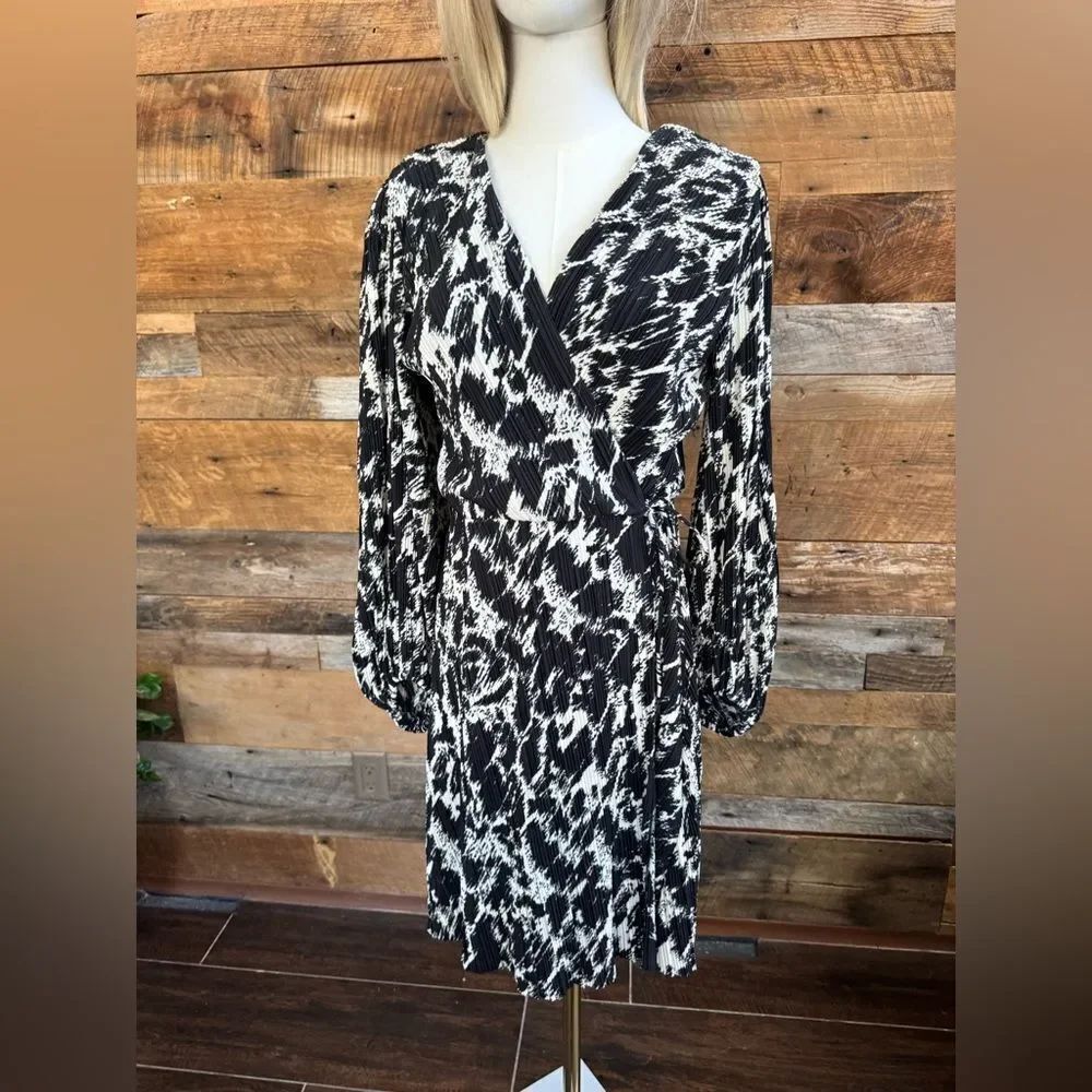 H&M PLISSÉ WRAP DRESS - Picture 12 of 14